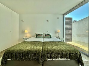 4 bedrooms, desk, iron/ironing board, free WiFi