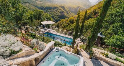 MarcheAmore – La Roccaccia. Privates Schloss mit Pool und Whirlpool.