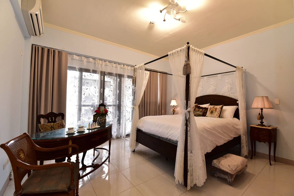 Escrivaninha, Wi-Fi de cortesia, roupa de cama