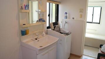 Articles de toilette gratuits, sèche-cheveux, peignoirs, chaussons