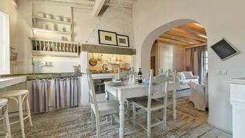 Deluxe Apartment, 2 Bedrooms | In-room dining