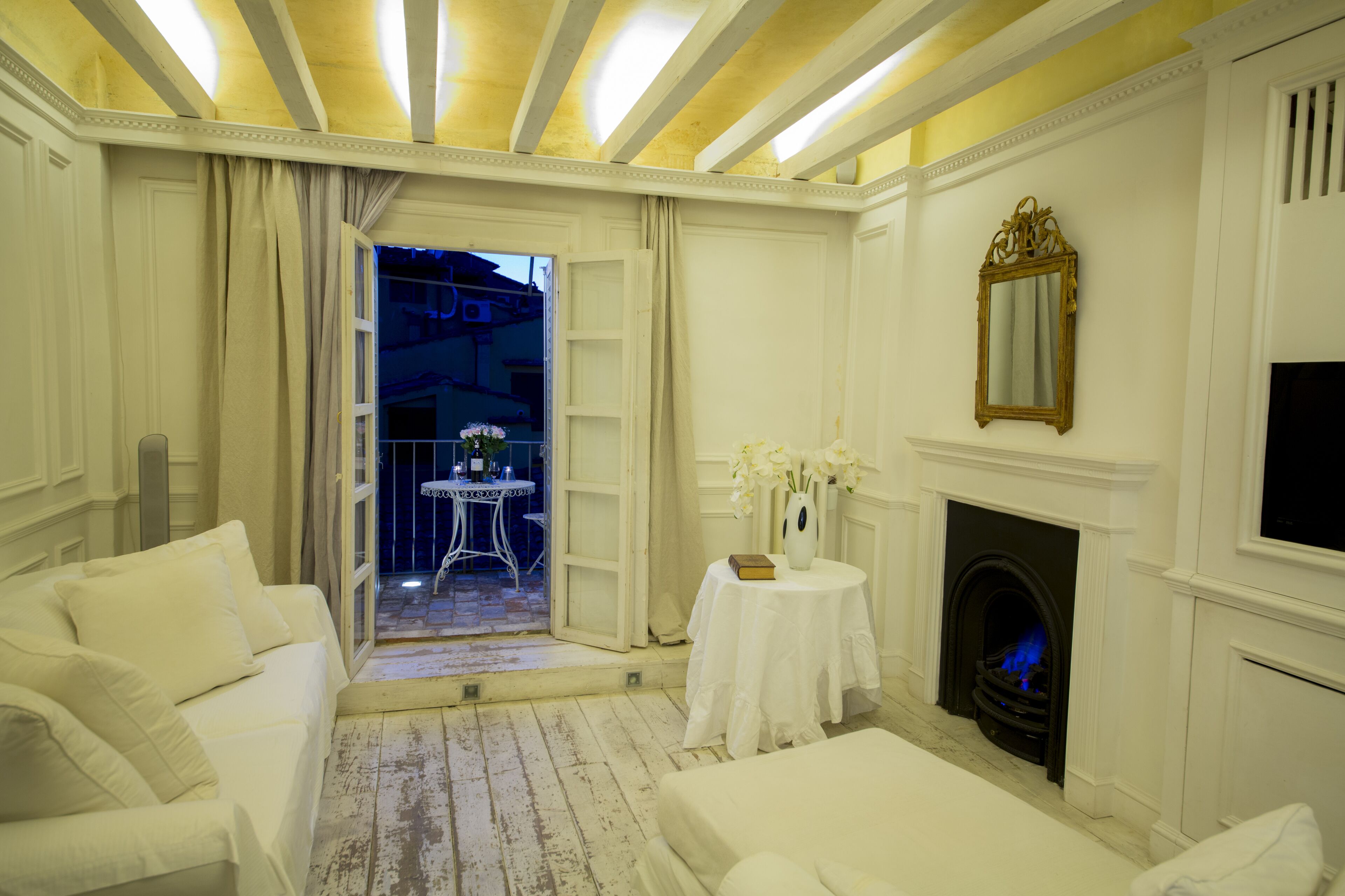 Apartamento luxo, 2 quartos | Área de estar | TV de tela plana 40 polegadas com canais digitais, TV