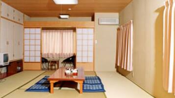 Japanese Style Room for 5 People | Desk, free WiFi