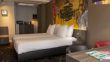 Double Room | 1 bedroom, in-room safe, soundproofing, iron/ironing board