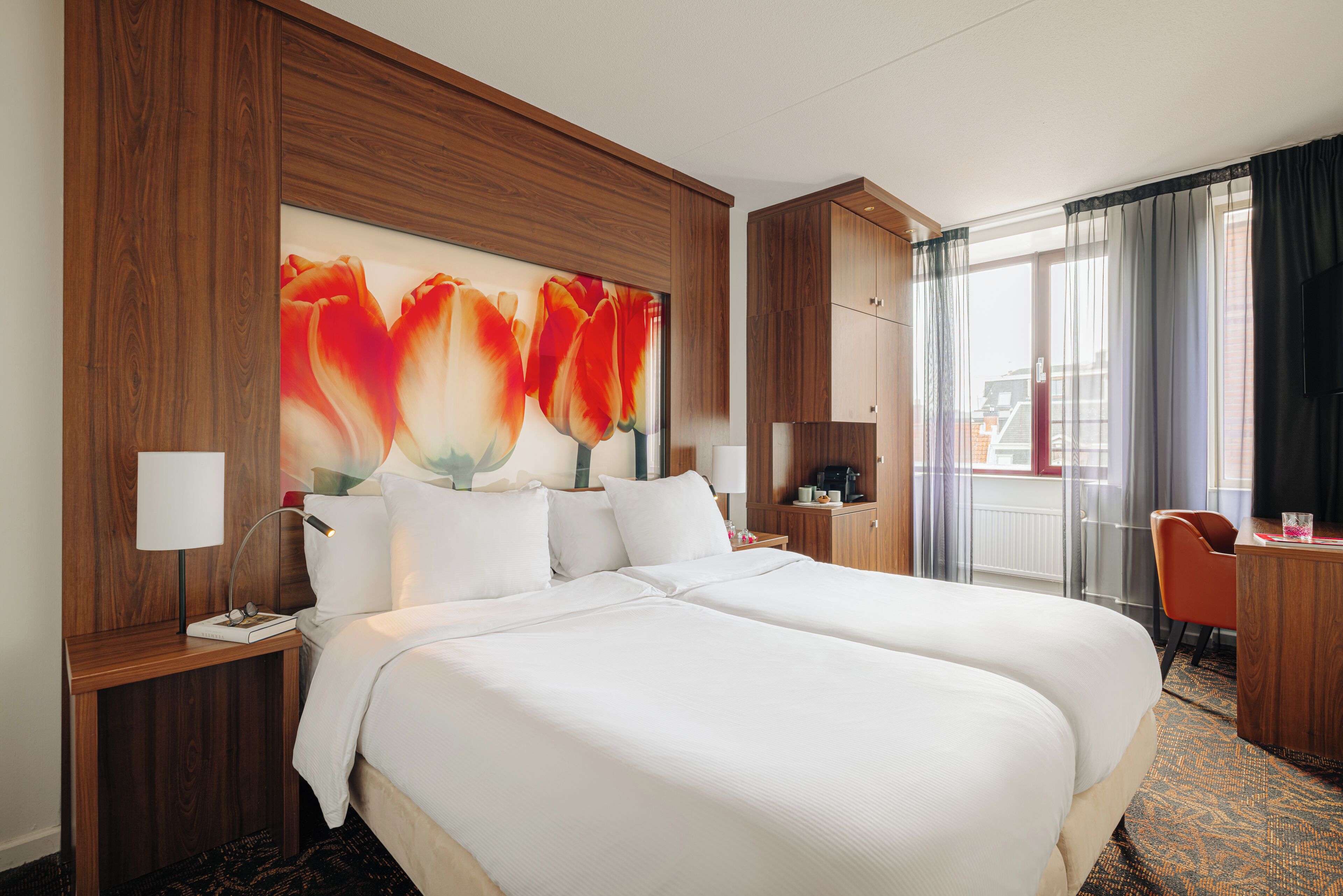 Caja fuerte, sistema de insonorización, tabla de planchar con plancha