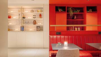 Petit déjeuner buffet (17.50 EUR par personne)