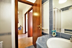 Ein Badezimmer mit Badewanne, Dusche und Waschbecken.