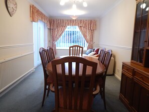 Family House | Living area | 48-inch flat-screen TV with cable channels, TV - Cherry Palace 3 BD Parking Spaces groups (Cambridge)