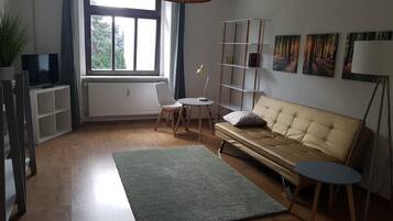 Apartamento, vista para o jardim | Sala de estar | TV