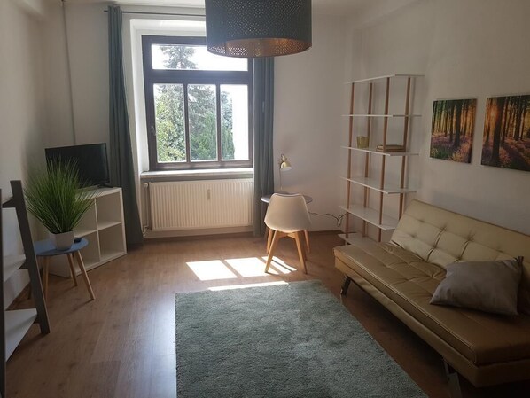 Departamento, vista al jardín | Sala de estar | Televisión