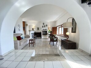 公寓, 1 间卧室, 露台, 海景 | 客厅 | 壁炉