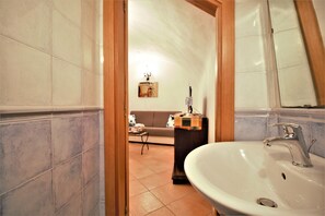 Apartment, 1 Schlafzimmer, 2 Bäder, am Strand | Badezimmer | Dusche, Handtücher