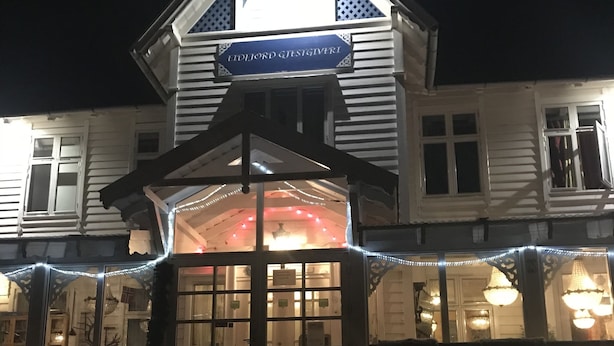 Un edificio con un cartel que dice "Hotel Ghiscardi".