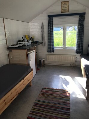 Basic-Ferienhütte, Gemeinschaftsbad | 1 Schlafzimmer, Schreibtisch, laptopgeeigneter Arbeitsplatz