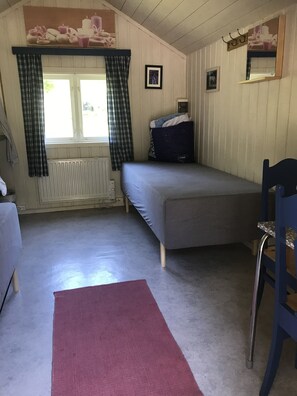 Cabaña básica, baño compartido | 1 dormitorio, escritorio, espacio para trabajar con un portátil