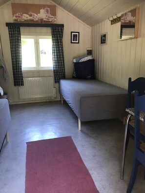 Basic Cabin, Shared Bathroom