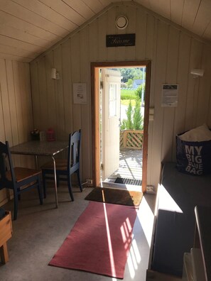Eenvoudig huisje, gemeenschappelijke badkamer | Een bureau, een laptopwerkplek, gratis wifi
