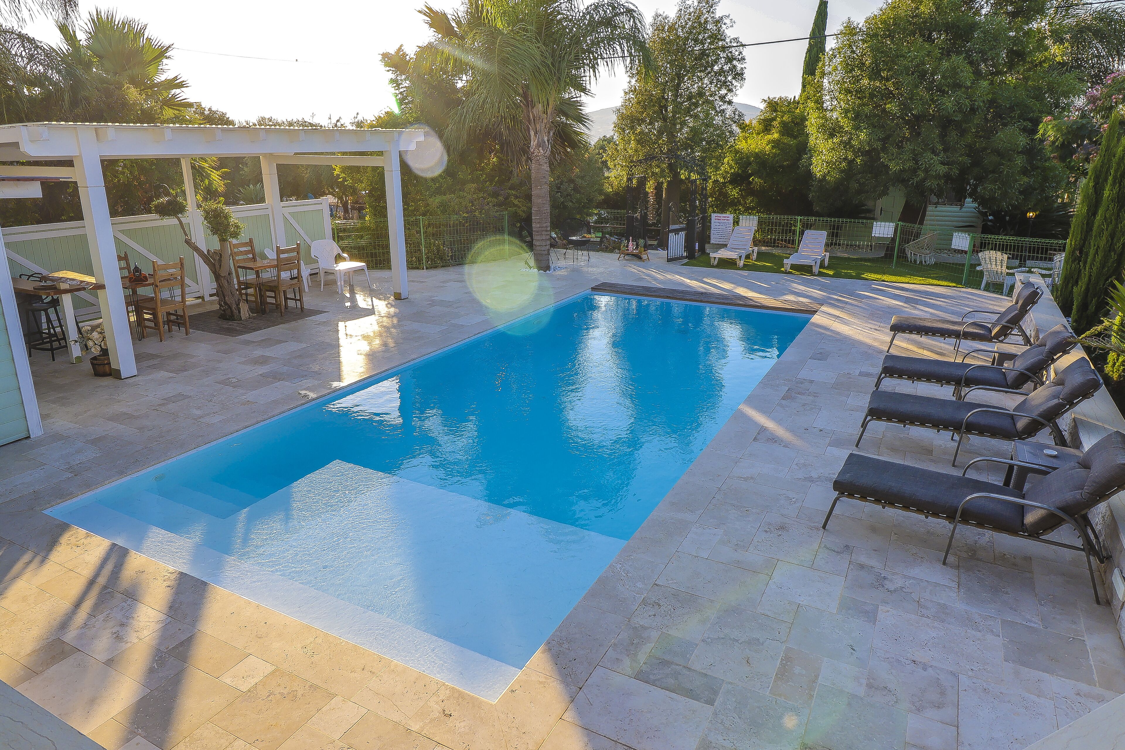 สระว่ายน้ำกลางแจ้ง, เก้าอี้อาบแดดริมสระ