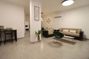 奢華客房, 按摩浴缸 | 客廳 | 55 吋LCD 電視連衛星電視頻道、電視