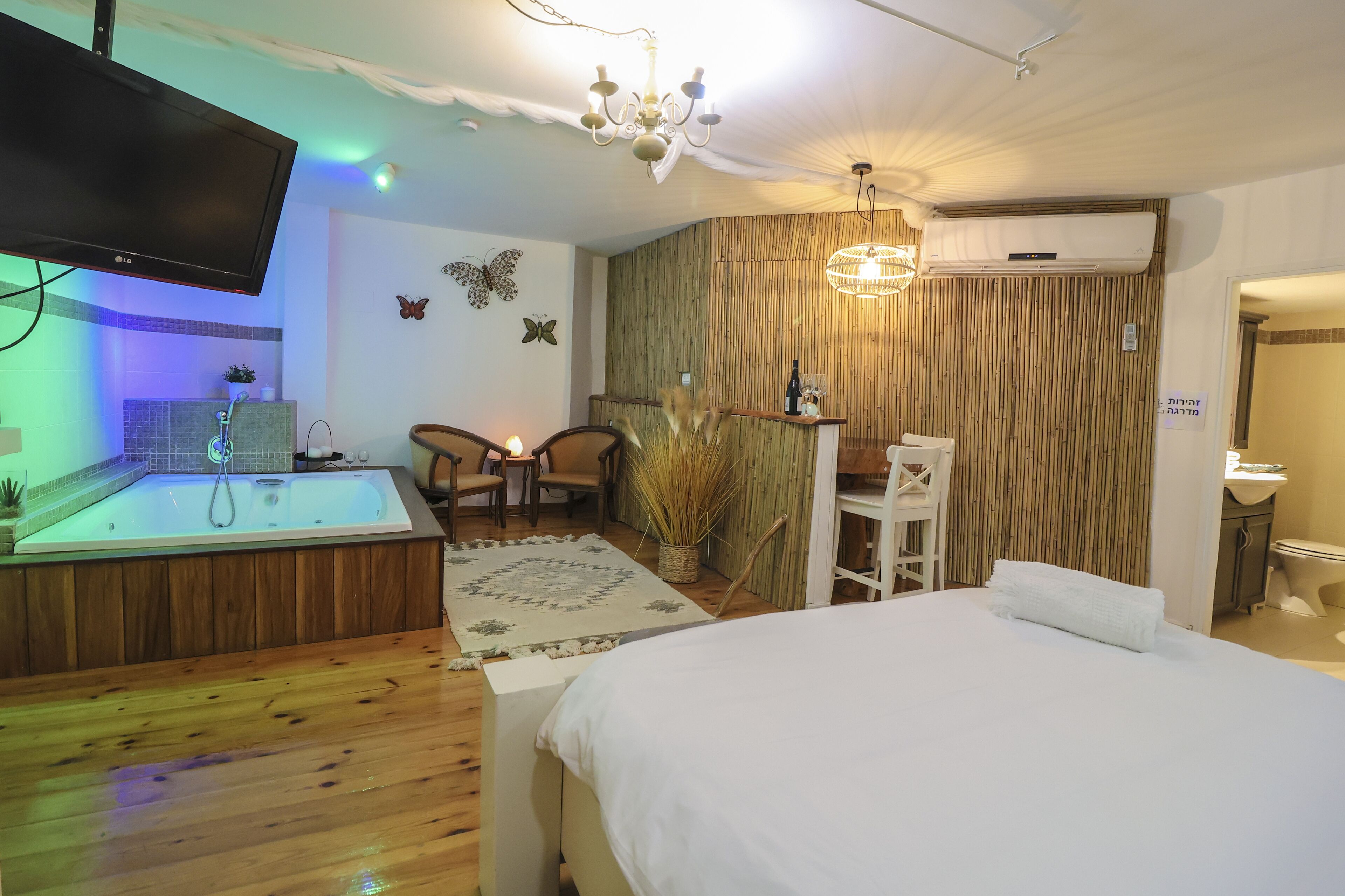 別墅, 山谷景 | 客廳 | 55 吋LCD 電視連衛星電視頻道、電視