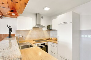 Frigorífico, horno, placa de cocina y cafetera o tetera