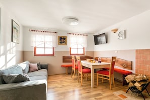 Flat-screen TV, fireplace - Vineyard cottage Tramte (Škocjan)