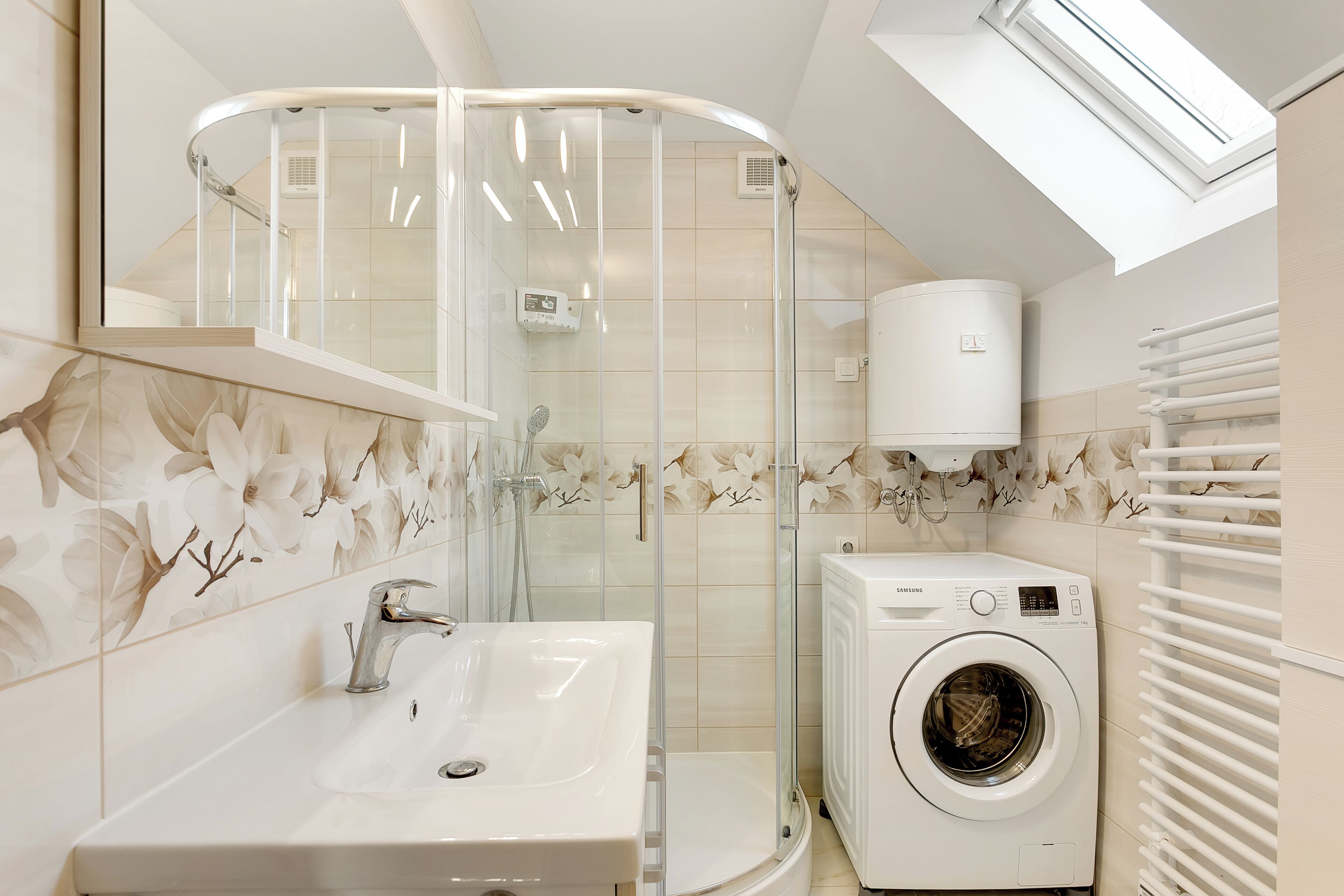 Dusche, Haartrockner, Handtücher, Toilettenpapier