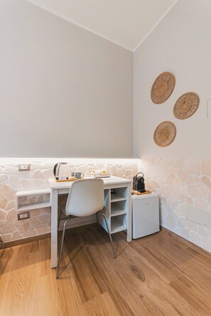 Quarto casal conforto, vista para a cidade (Trullo) | Camas com colchões pillow-top, frigobar, escrivaninha