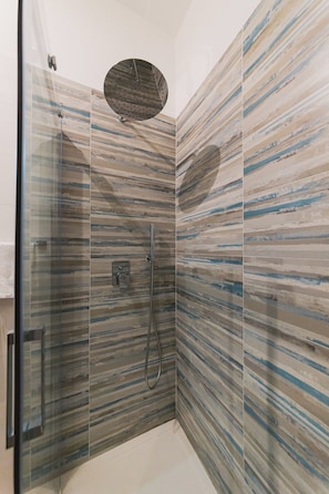 Deluxe Double Room, Balcony, City View (Mare) | Bathroom