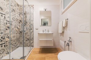 Habitación doble Confort, balcón, vista a la ciudad (Puglia) | Baño | Regadera, secadora de cabello, batas, toallas