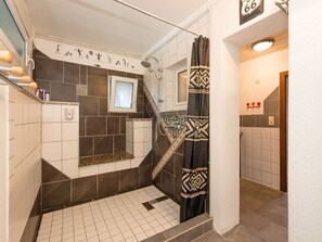 Ferienhaus | Badezimmer | Dusche, Handtücher
