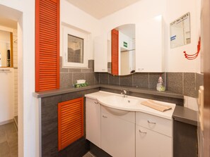 House | Bathroom | Shower, towels