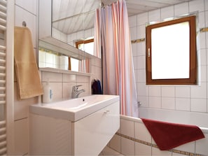 Combined shower/tub, towels - Attractive Semi-detached House in Todtnau at the Foot of the Feldberg With Private Garden (Todtnau)