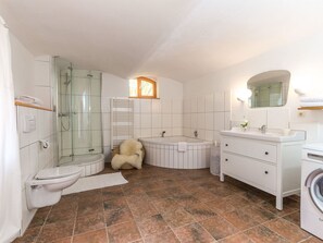 Bathtub - Cozy Holiday Home in Gürth With Private Garden (Bad Brambach)