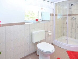 Apartment | Bathroom | Towels - Olsberg Apartment Close to Ski Slopes (Olsberg)