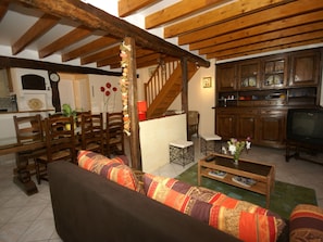 Living room - Quiet Holiday Home in Sabazan With Swimming Pool (Sabazan)