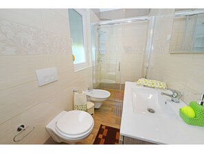 Ferienhaus | Badezimmer | Badewanne, Handtücher
