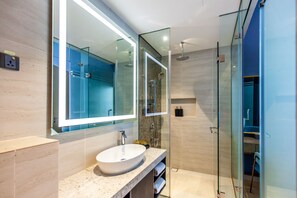 Shower, rainfall showerhead, free toiletries, hair dryer