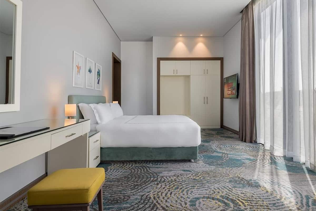 minibar, in-room safe, individually decorated, desk