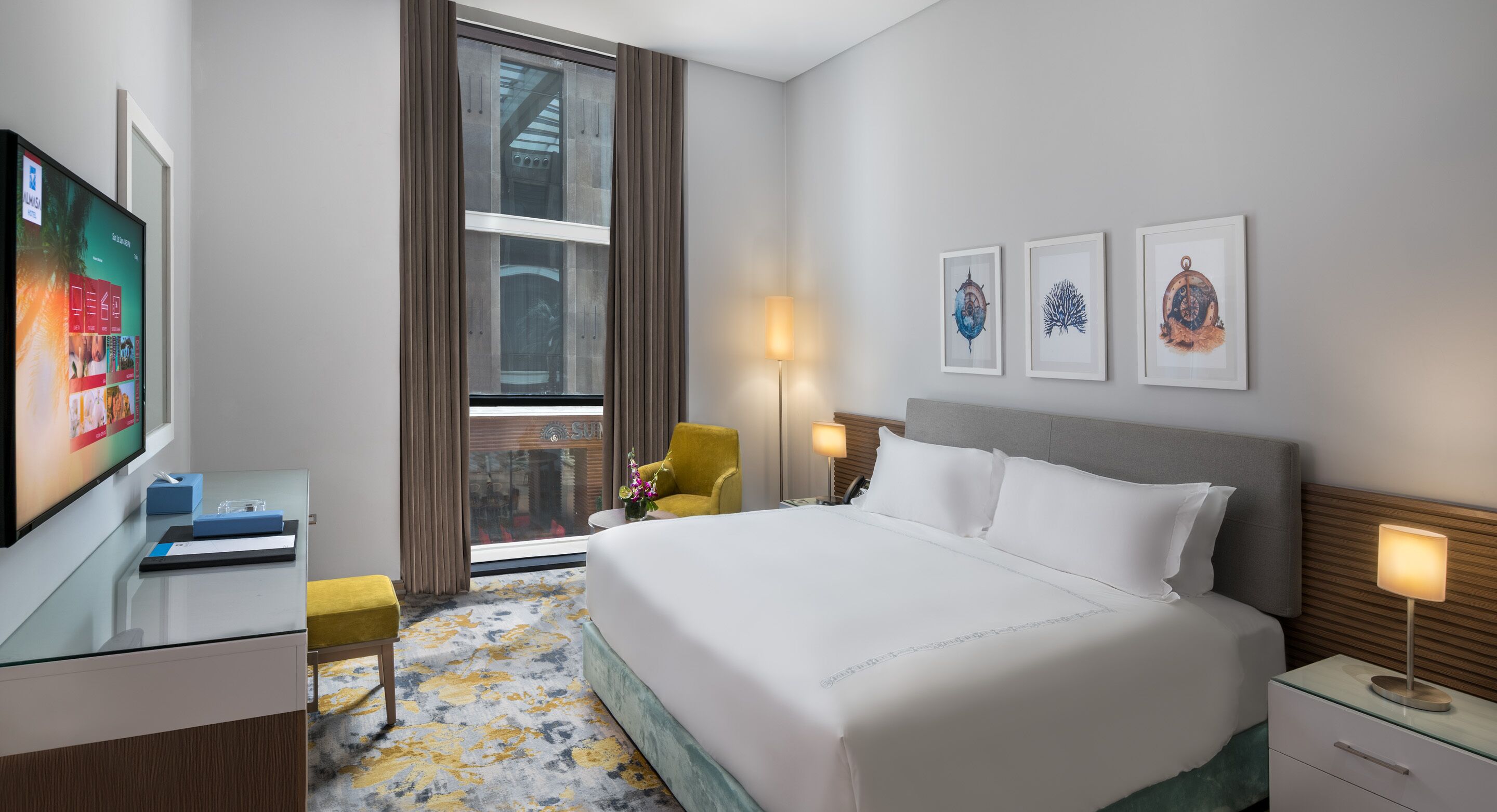 minibar, in-room safe, individually decorated, desk