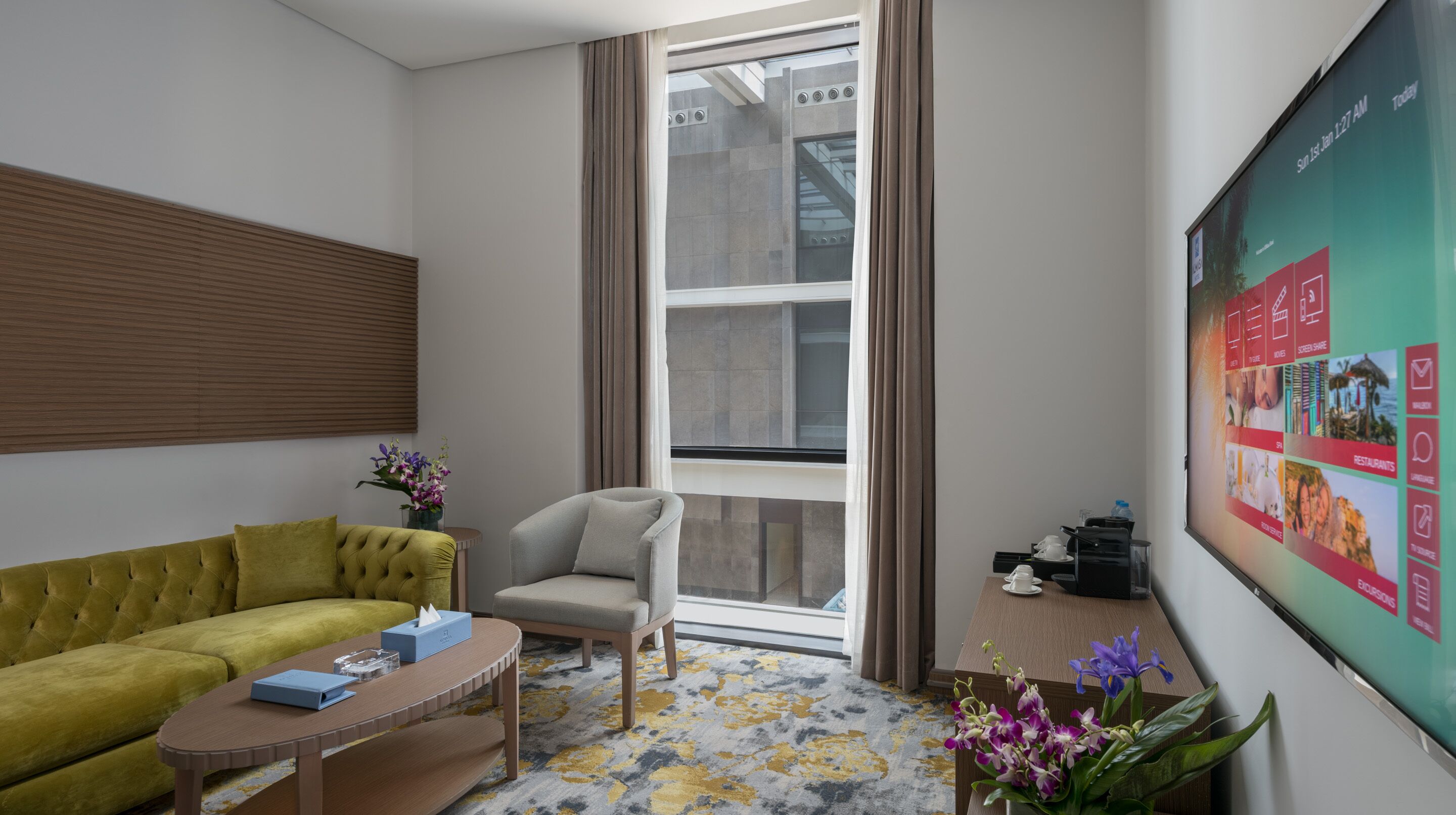 club junior suite | minibar, in-room safe, individually decorated, desk