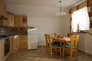 House, 1 Bedroom | Private kitchen