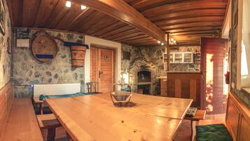 House, 2 Bedrooms | In-room dining