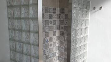 Habitación estándar con 2 camas individuales (7) | Baño | Ducha y cabezal de ducha tipo lluvia