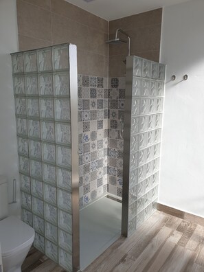 Chambre Standard avec lits jumeaux (7) | Salle de bain | Douche, douche à « effet pluie », articles de toilette gratuits