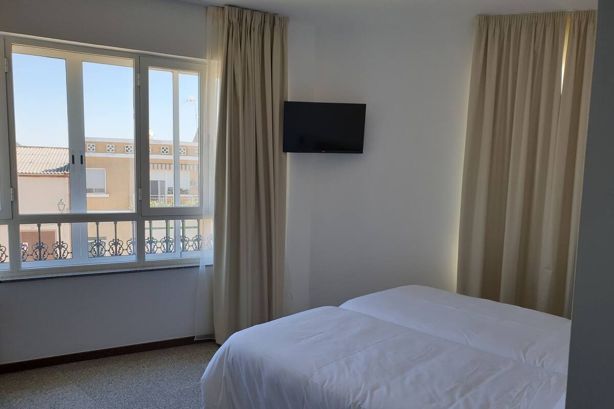Habitación panorámica con 2 camas individuales (5) | Edredones de plumas, escritorio, espacio para trabajar con un portátil