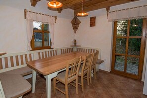 Maison, 2 chambres | Repas dans la chambre