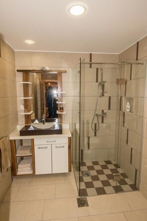 Casa, 2 habitaciones | Baño | Regadera, secadora de cabello, toallas, jabón 