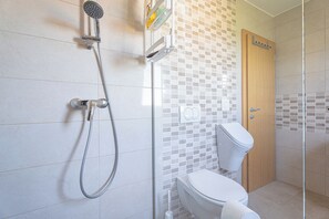 Dusche, Haartrockner, Handtücher, Seife
