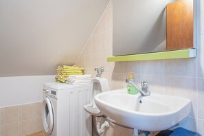 Shower, hair dryer, towels, soap - Vineyard cottage Vrbekova gorca (Šmarje pri Jelšah)